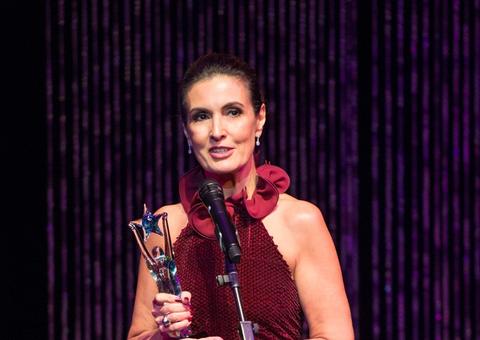 Fátima Bernardes recebe prêmio nos EUA e namorado se derrete: 'orgulho'