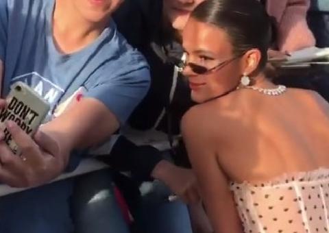 Na França, Bruna Marquezine é tietada por fãs internacionais