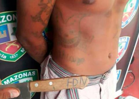 Com tatuagens de palhaço e faca da 'FDN', jovens são detidos no Amazonas