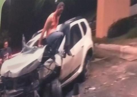Motorista salta por para-brisa de carro após acidente impressionante na Ponta Negra