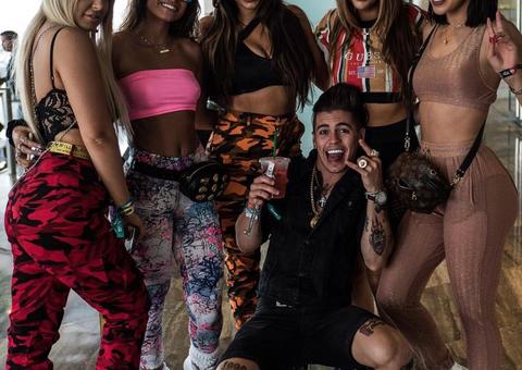 Biel posta foto cercado de mulheres e manda indireta para ex que o acusou de agressão 