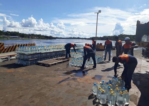 Balsa com ajuda humanitária chega a Santa Isabel do Rio Negro