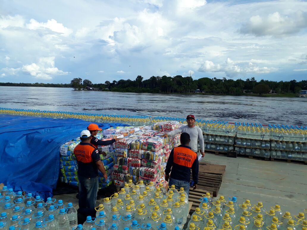 Balsa com ajuda humanitária chega a Santa Isabel do Rio Negro