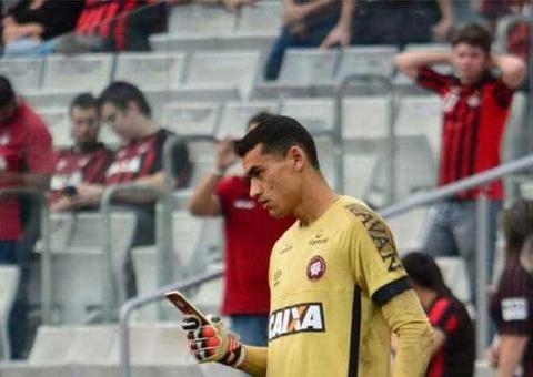 Goleiro do Atlético-PR polemiza ao aparecer com celular em campo