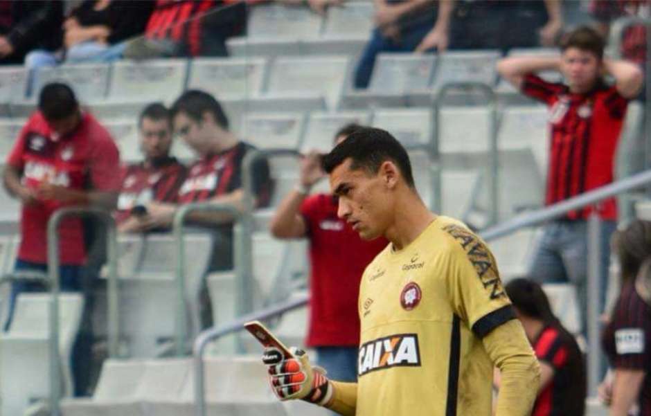 Goleiro do Atlético-PR polemiza ao aparecer com celular em campo