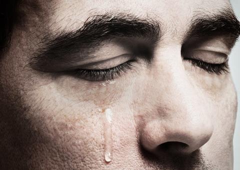 Homem tenta pular catraca, fica com pênis preso, e forma multidão pra ver seu resgate