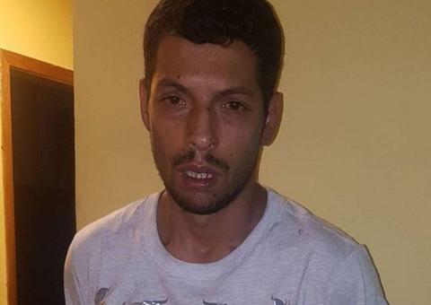 Suspeito rouba táxi e é preso horas depois dormindo no veículo