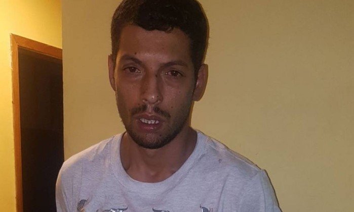 Suspeito rouba táxi e é preso horas depois dormindo no veículo