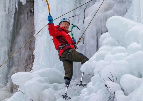 Sem ter duas pernas, homem chega ao cume do Everest 