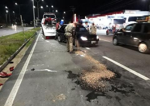 Em manobra arriscada, carro e moto se chocam e PM fica ferido em Manaus