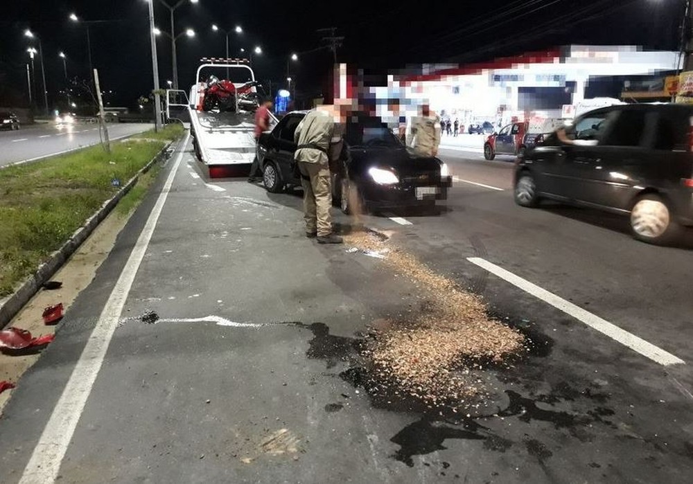 Em manobra arriscada, carro e moto se chocam e PM fica ferido em Manaus