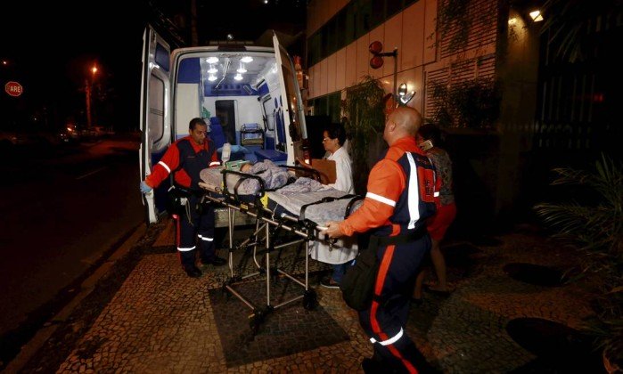 Bebê de seis meses é baleado no colo da mãe dentro de escola