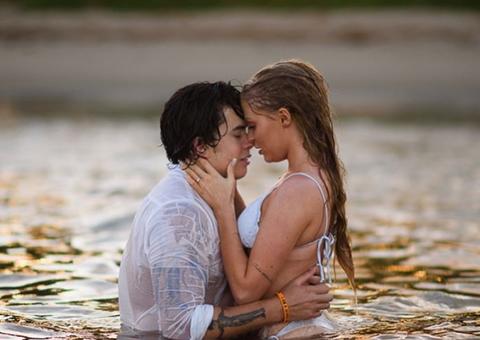 De biquíni branco, Luísa Sonza ostenta corpo escultural em fotos com Whindersson 