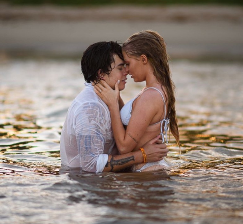 De biquíni branco, Luísa Sonza ostenta corpo escultural em fotos com Whindersson 