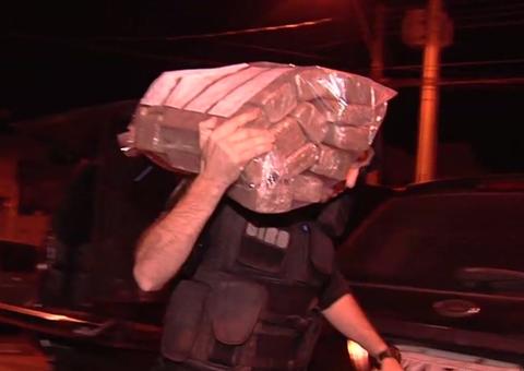 Mãe presa com 300 kg de maconha traficava para o filho