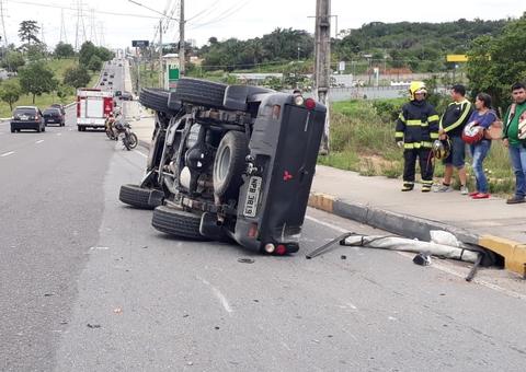 Homem fica ferido após picape capotar na Avenida das Torres 