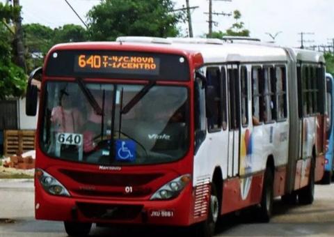 Dois passageiros são esfaqueados durante assalto a ônibus em Manaus
