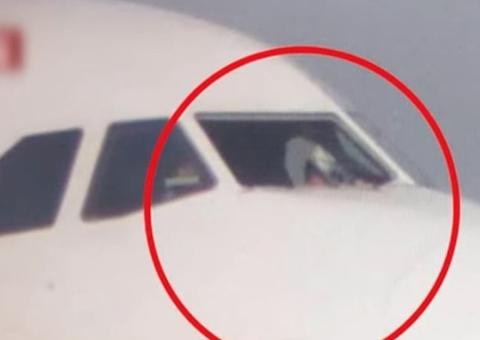 Para-brisa de avião se parte e copiloto quase é lançado para fora durante voo