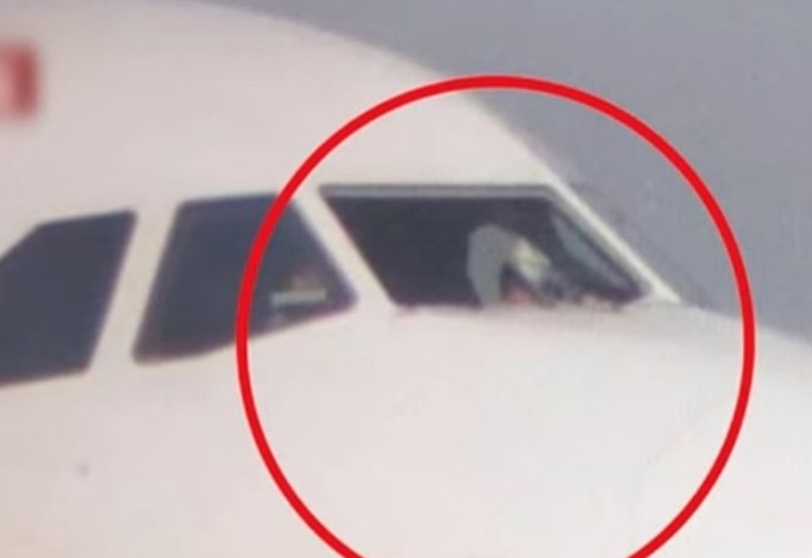 Para-brisa de avião se parte e copiloto quase é lançado para fora durante voo