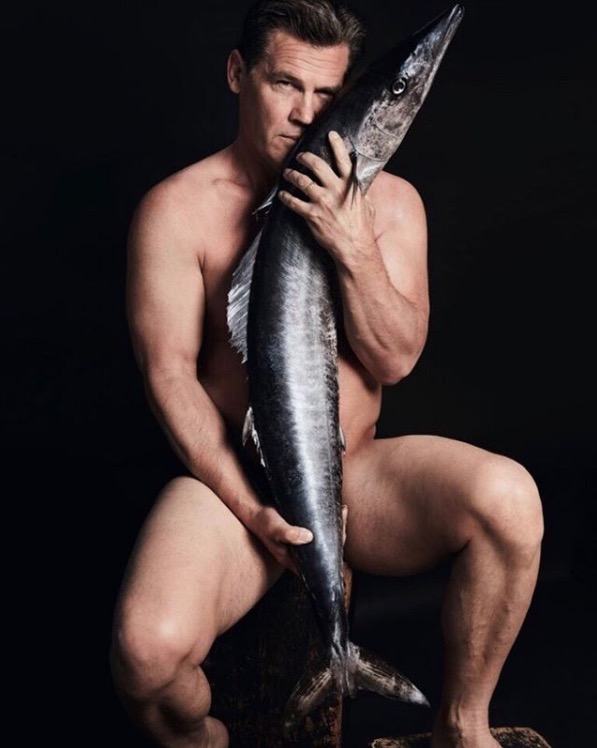 Josh Brolin, o Thanos de Vingadores posta foto completamente nu