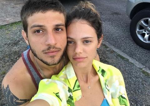 Chay Suede e Laura Neiva já têm data do casamento definida