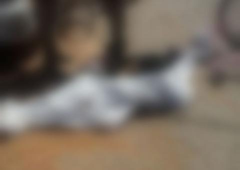 Mulher é encontrada morta após ser esfaqueada e arrastada por carro em avenida