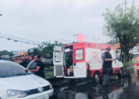 Motorista fica ferido após carro 'escorregar' na pista e congestiona trânsito em Manaus 