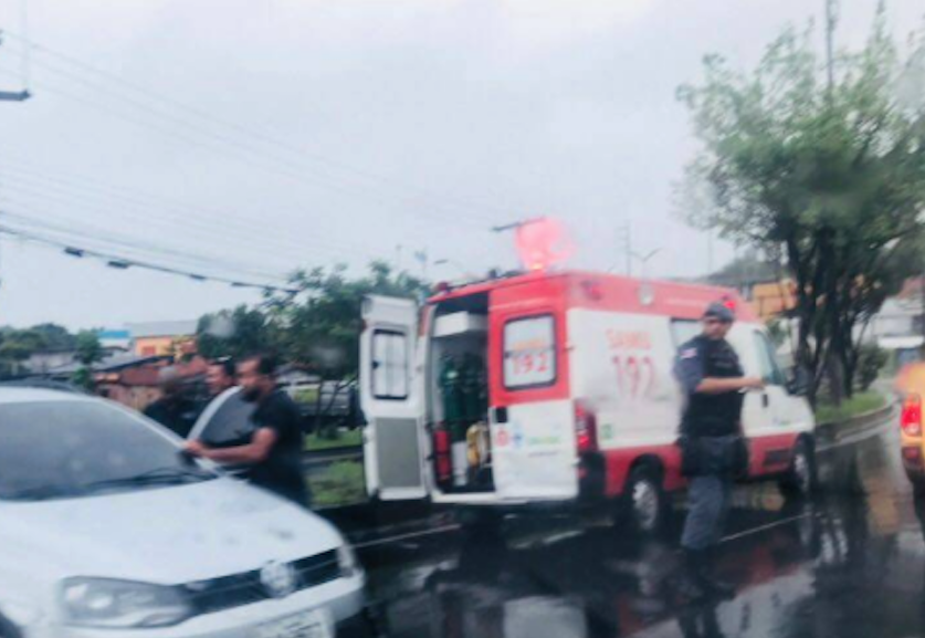 Motorista fica ferido após carro 'escorregar' na pista e congestiona trânsito em Manaus 