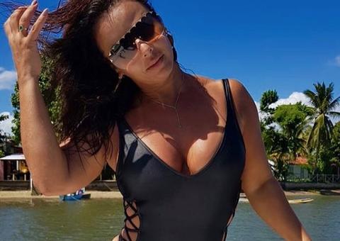  Viviane Araújo dá close no bumbum em novas fotos de fio-dental