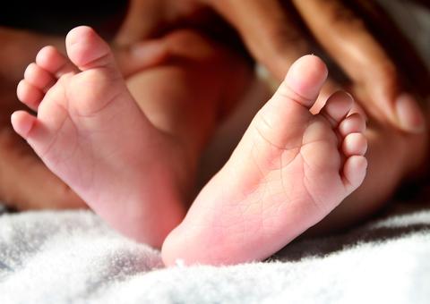 Mulher é condenada a 22 anos de prisão por espancar bebê até a morte