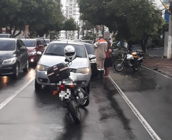 Acidente envolvendo cinco carros deixa uma pessoa ferida na av. Mário Ipiranga