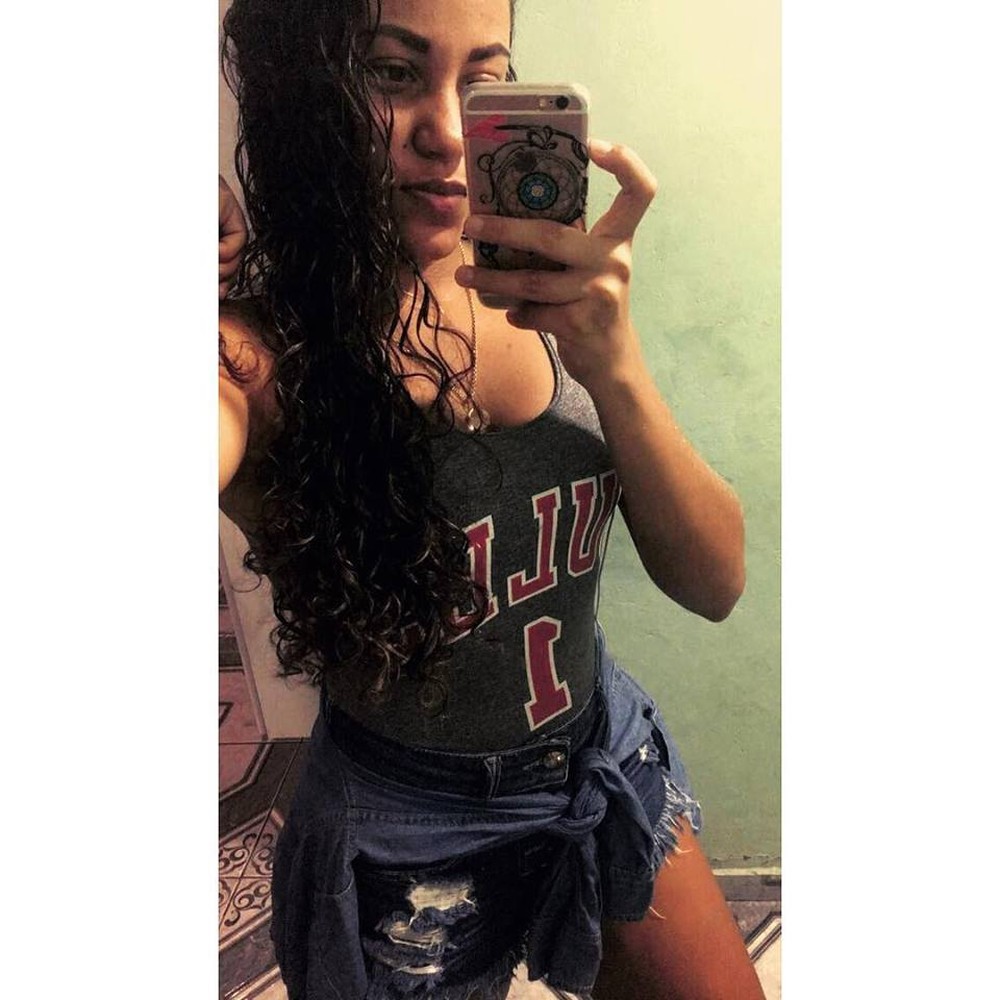 Jovem é morta com tiro na cabeça durante roubo de celular 