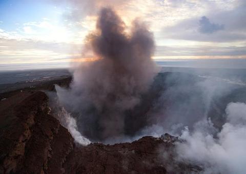 EUA elevam nível de erupção de vulcão no Havaí para alerta vermelho