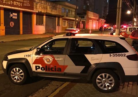 Policial de folga é rendida e baleada com a própria arma   