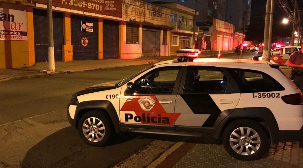 Policial de folga é rendida e baleada com a própria arma   