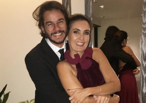 Fátima Bernardes se declara para namorado ao receber prêmio internacional