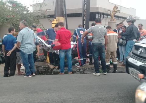 Arremessado contra poste, motociclista morre em grave acidente em Manaus