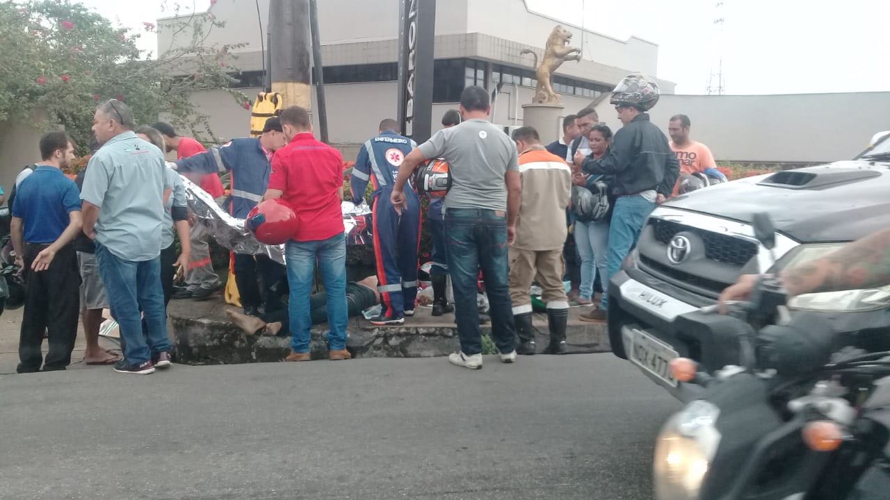 Arremessado contra poste, motociclista morre em grave acidente em Manaus