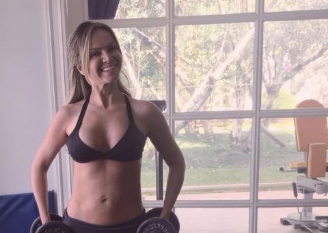 Aos 44 anos, Eliana exibe corpo sarado durante malhação