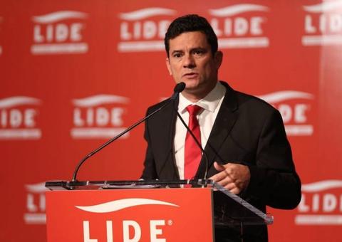 Moro diz que corrupção não escolhe partido e brinca com sua gravata vermelha  