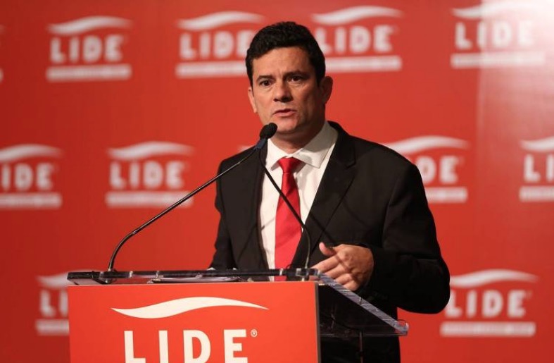 Moro diz que corrupção não escolhe partido e brinca com sua gravata vermelha  