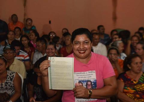 Governo entrega mais de 500 títulos definitivos de terra para moradores de Manaus