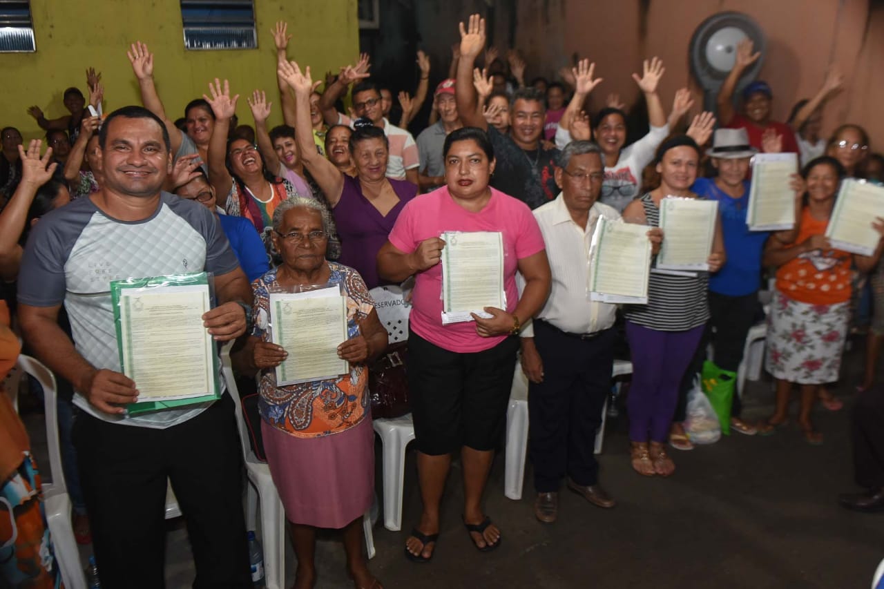Governo entrega mais de 500 títulos definitivos de terra para moradores de Manaus