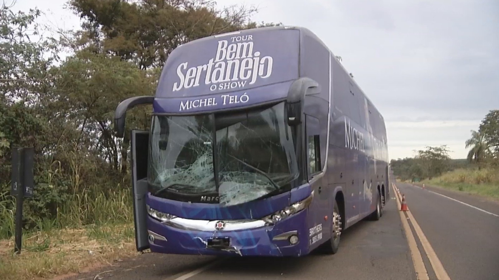 Ônibus de Michel Teló se envolve em acidente na estrada e cantor se pronuncia