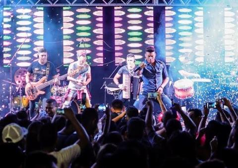 Jardel Santos canta só 'as antigas' em show no João de Barro