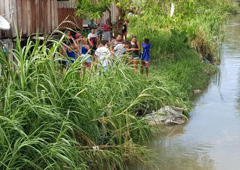 Decapitado, corpo de homem é encontrado boiando em igarapé de Manaus