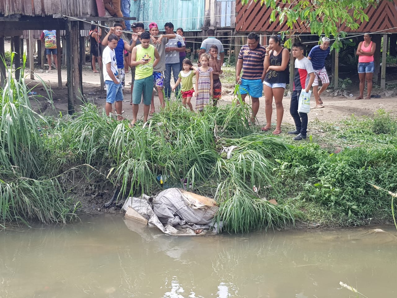 Decapitado, corpo de homem é encontrado boiando em igarapé de Manaus