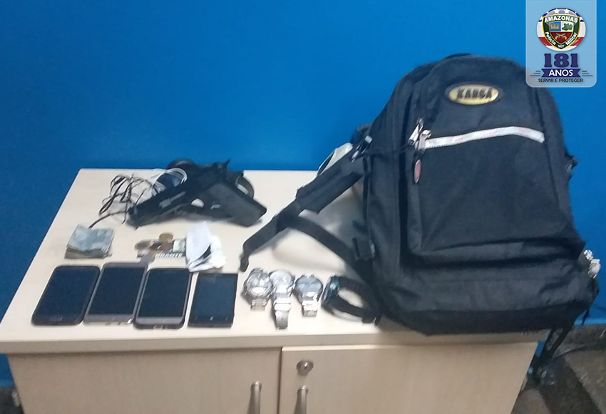 Dupla é presa suspeita de assaltar dois ônibus na noite de quarta-feira em Manaus 