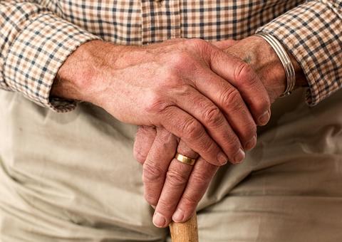 Idoso é preso suspeito de estuprar menina de 11 anos na casa de amigos