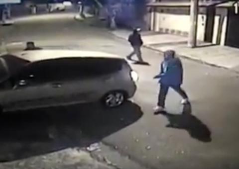 Câmeras flagram PM reagindo a assalto e alvejando ladrão em SP